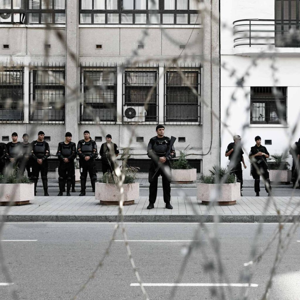 Protection policière devant le Ministère de l’intérieur, Tunis. 2012