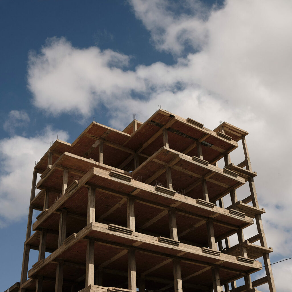 Immeuble en construction dans un quartier de Kasserine